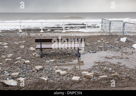 Aberystwyth, UK. 06Th Jan, 2014. Dommages sur le front d'Aberystwyth. Des vents forts et une marée de vagues à la pâte a causé la côte du Pays de Galles de l'ouest. La promenade à Aberystwyth a été fermé au public comme des vagues a déchiré sur la digue, briser les défenses de la mer et d'épandage de débris sur une vaste zone. La police et les gardes-côtes ont bouclé le nord et le sud promenades à marée haute, et un camion de pompiers s'est échoué. Credit : atgof.co/Alamy Live News Banque D'Images