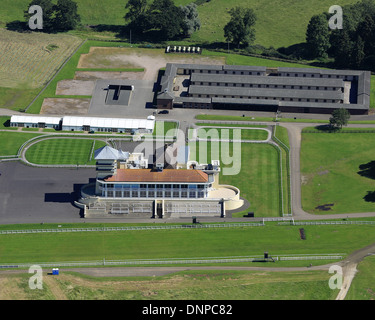 La tribune et les enclos à l'Hippodrome de Towcester Banque D'Images