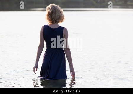 Belle femme debout dans le lac Banque D'Images