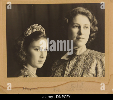 Une photographie signée de la princesse Margaret (à gauche) et de la princesse Elizabeth (à droite) dans le jeu Aladdin, 1943 Banque D'Images
