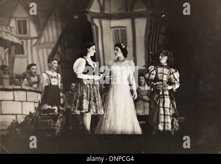 Recueillir des photographie de la princesse Elizabeth (blanc au milieu) et la princesse Margaret (à gauche) dans la pièce de vieille mère Red Riding Boots 1944 Banque D'Images