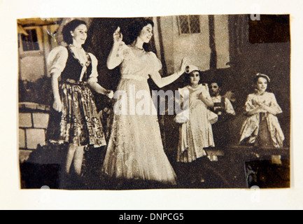 Recueillir des photographie de la princesse Elizabeth (milieu) et de la princesse Margaret (à gauche) dans la pièce de vieille mère Red Riding Boots, 1944 Banque D'Images