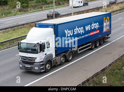 Camion Tesco offrant un chargement sur l'autoroute Banque D'Images