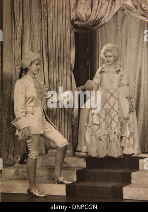 Une photographie de la princesse Margaret (à droite) et de la princesse Elizabeth (à gauche) dans le jeu Aladdin, 1943 Banque D'Images