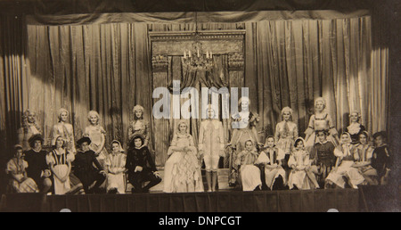 Une photographie de la princesse Margaret (centre gauche) et de la princesse Elizabeth (centre droit) dans le jeu Aladdin, 1943 Banque D'Images