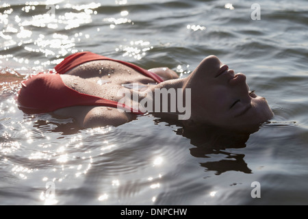 Woman relaxing in lake Banque D'Images