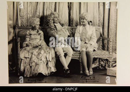 Une photographie signée de la princesse Margaret (à gauche) et de la princesse Elizabeth (à droite) pour la jouer Cendrillon, 1941 Banque D'Images
