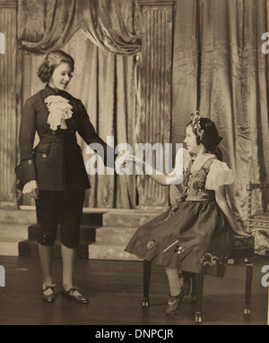 Recueillir des photographie de la princesse Elizabeth (à gauche) et de la princesse Margaret (à droite) dans la pièce de Cendrillon, 1941 Banque D'Images