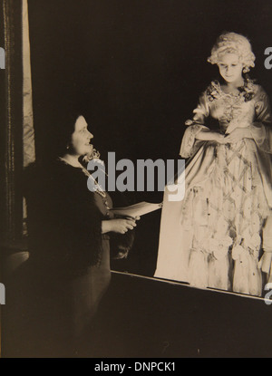 Recueillir des photographie de la princesse Margaret (à droite) rencontre sa mère au cours de la jouer Cendrillon, 1941 Banque D'Images