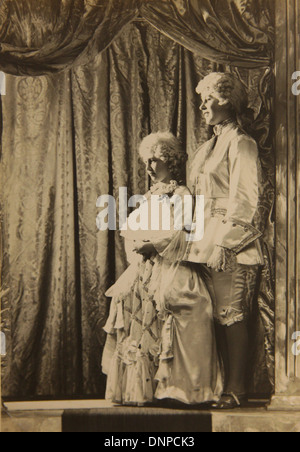 Recueillir des photographie de la princesse Margaret (à gauche) et de la princesse Elizabeth (à droite) dans la pièce de Cendrillon, 1941 Banque D'Images