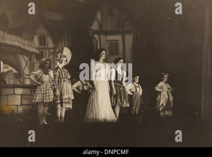 Recueillir des photographie de la princesse Elizabeth (milieu) et de la princesse Margaret (à droite) dans la pièce de vieille mère Red Riding Boots, 1944, Banque D'Images