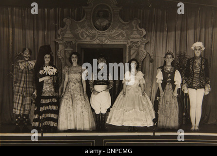 Recueillir des photographie de la princesse Elizabeth (milieu gauche) et de la princesse Margaret (au milieu à droite) en 1944 Banque D'Images