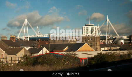 Vue de la gare du stade Millennium building sur les toits de maisons au Pays de Galles Cardiff UK KATHY DEWITT Banque D'Images