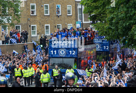 Les joueurs de Chelsea et du personnel l'parade et F une tasse dans un bus à toit ouvert vers le bas la Fulham Road Banque D'Images