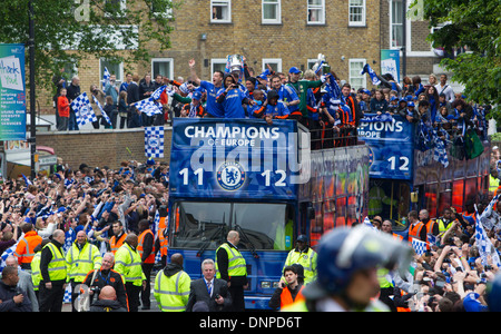 Les joueurs de Chelsea et du personnel l'parade et F une tasse dans un bus à toit ouvert vers le bas la Fulham Road Banque D'Images