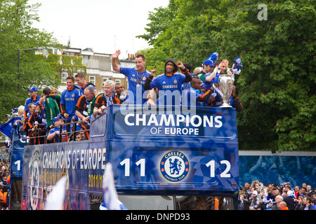 Les joueurs de Chelsea et du personnel l'parade et F une tasse dans un bus à toit ouvert vers le bas la Fulham Road Banque D'Images