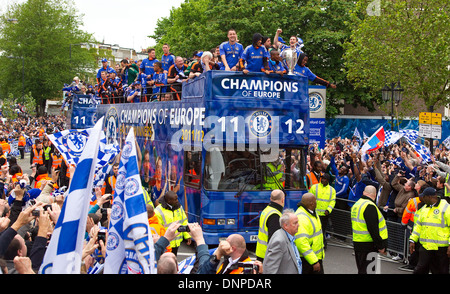 Les joueurs de Chelsea et du personnel l'parade et F une tasse dans un bus à toit ouvert vers le bas la Fulham Road Banque D'Images