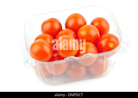 Tomates cerises dans l'emballage en plastique de supermarché détail isolé sur fond blanc Banque D'Images