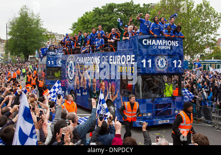 Les joueurs de Chelsea et du personnel l'parade et F une tasse dans un bus à toit ouvert vers le bas la Fulham Road Banque D'Images