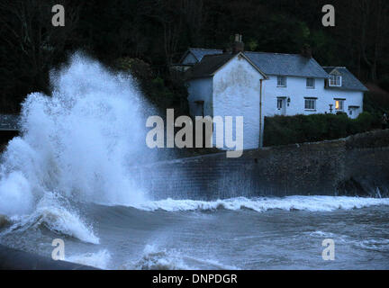 Instow, Devon, UK. 06Th Jan, 2014. Les vagues déferlent par un chalet à Lee près de Ilfracombe, North Devon. Credit : Joanne Roberts/Alamy Live News Banque D'Images