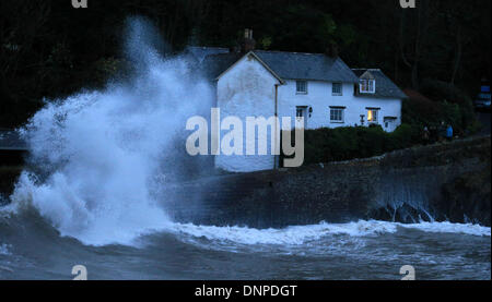 Instow, Devon, UK. 06Th Jan, 2014. Les vagues déferlent par un chalet à Lee près de Ilfracombe, North Devon. Credit : Joanne Roberts/Alamy Live News Banque D'Images