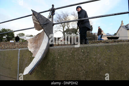 Instow, Devon, UK. 06Th Jan, 2014. Seule la proue (avant) d'un petit bateau est joint à gauche garde-corps après le reste de la voile a été déchiré par la tempête ce matin à Instow, North Devon. Credit : Joanne Roberts/Alamy Live News Banque D'Images