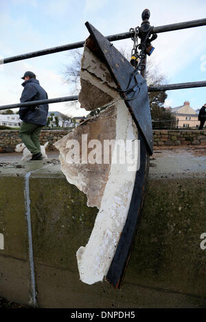 Instow, Devon, UK. 06Th Jan, 2014. Seule la proue (avant) d'un petit bateau est joint à gauche garde-corps après le reste de la voile a été déchiré par la tempête ce matin à Instow, North Devon. Credit : Joanne Roberts/Alamy Live News Banque D'Images