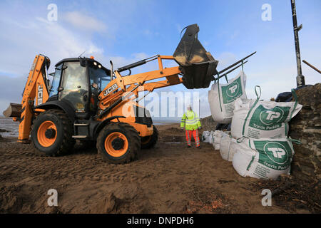 Instow, Devon, UK. 06Th Jan, 2014. Rush des ouvriers de rafistoler une digue avant la marée haute ce soir après le mur a été brisé par la tempête ce matin à Instow, North Devon. Credit : Joanne Roberts/Alamy Live News Banque D'Images