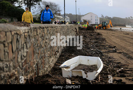 Instow, Devon, UK. 06Th Jan, 2014. Rush des ouvriers de rafistoler une digue avant la marée haute ce soir après le mur a été brisé par la tempête ce matin à Instow, North Devon. Credit : Joanne Roberts/Alamy Live News Banque D'Images