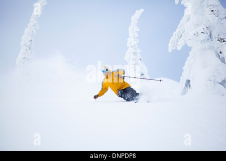 USA, Montana, Whitefish, Man skiing Banque D'Images