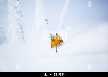 USA, Montana, Whitefish, Man skiing Banque D'Images