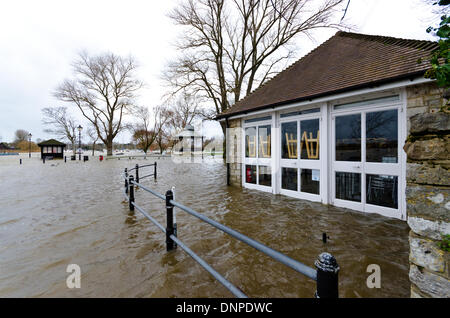 Christchurch, Dorset, UK. 3e janvier 2014. L'angle salons de thé et Christchurch Quay inondée après de fortes pluies, rivière Stour à briser ses rives et aggravée par une forte marée de vive-eau. Credit : Roger Allen Photography/Alamy Live News Banque D'Images