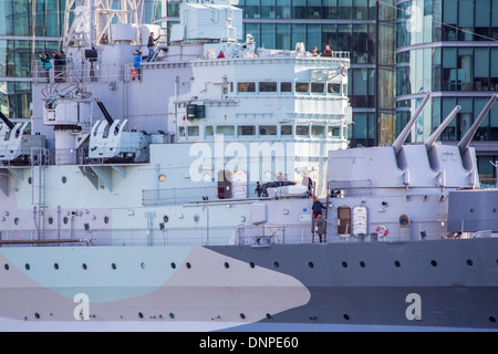Le HMS Belfast attraction touristique bateau musée amarré à Londres Banque D'Images