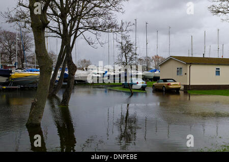 Christchurch, Dorset, UK. 06Th Jan, 2014. Elkins boatyard sur Christchurch Quay inondée après de fortes pluies, rivière Stour à briser ses rives et aggravée par une forte marée de vive-eau. Bateaux pour l'hiver dehors tendit maintenant entouré par l'eau : Crédit Photographie Roger Allen/Alamy Live News Banque D'Images