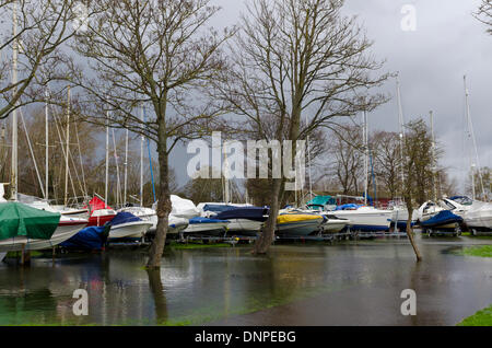 Christchurch, Dorset, UK. 06Th Jan, 2014. Elkins boatyard sur Christchurch Quay inondée après de fortes pluies, rivière Stour à briser ses rives et aggravée par une forte marée de vive-eau. Bateaux pour l'hiver dehors tendit maintenant entouré par l'eau : Crédit Photographie Roger Allen/Alamy Live News Banque D'Images