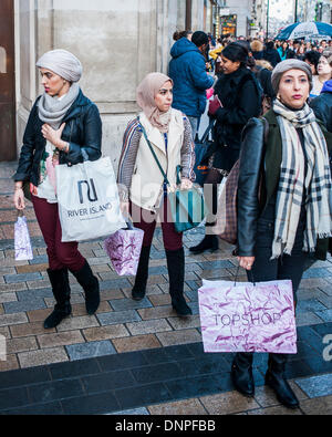 Londres, Royaume-Uni. 06Th Jan, 2014. Les acheteurs sont venus en grand nombre pour profiter de la grande 'annoncé la vente des réductions dans les magasins. Bien que pas que beaucoup ont été alourdis par les sacs. Oxford Street, London, UK 02 Jan 2014. Crédit : Guy Bell/Alamy Live News Banque D'Images