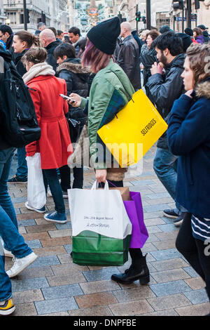 Londres, Royaume-Uni. 06Th Jan, 2014. Les acheteurs sont venus en grand nombre pour profiter de la grande 'annoncé la vente des réductions dans les magasins. Bien que pas que beaucoup ont été alourdis par les sacs. Oxford Street, London, UK 02 Jan 2014. Crédit : Guy Bell/Alamy Live News Banque D'Images