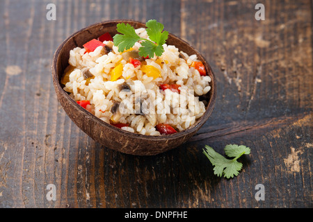 Riz aux légumes en bol en bois Banque D'Images