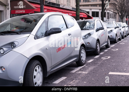 Station de charge des voitures électriques autolib - rue de Paris Banque D'Images