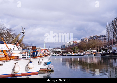 Paris, France. Bateaux amarrés dans le bassin de l'Arsenal - également connue sous le nom de port de l'Arsenal Banque D'Images