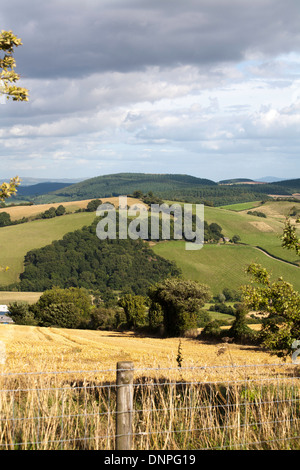 Une vue sur la vallée de la rivière d'Oisans du Shropshire Cours sur Cefns entre Oisans et Newcastle Banque D'Images