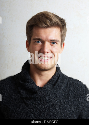 Young man smiling Banque D'Images