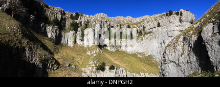 Gordale Scar falaises calcaires, Malhamdale, North Yorkshire Dales National Park, England, UK Banque D'Images