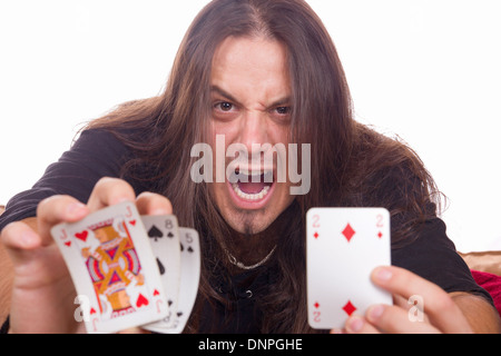 Homme en colère montre ses cartes dans le jeu Banque D'Images