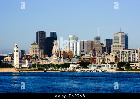 Ville de Montréal vu de Saint Helen's Island à travers le fleuve Saint-Laurent. Montréal, Québec, Canada. Banque D'Images