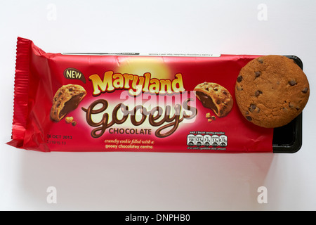 New Maryland Gooeys cookie croustillant chocolat remplis d'une gâterie gluant centre avec un paquet de biscuits isolé sur fond blanc Banque D'Images