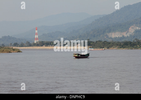 Bateau de fret sur le fleuve du Mékong à Chiang sean Banque D'Images