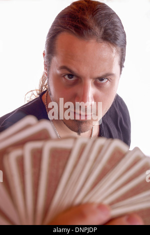 Homme avec un paquet de cartes dans sa main avec un regard mystique Banque D'Images