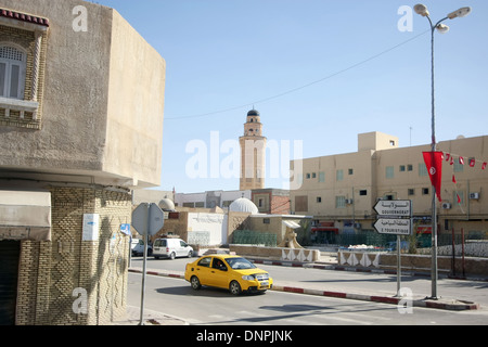 Centre Ville avec mosquée à Tozeur, Tunisie. Tozeur est une ville à côté de l'une des plus grande oasis, palmeraie de Tozeur en Tunisie. Banque D'Images