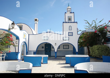 Style tunisien de l'architecture, construire des maisons et bâtiments colorés en blanc et bleu. Café Bar à Al Maharas, Tunisie. Banque D'Images